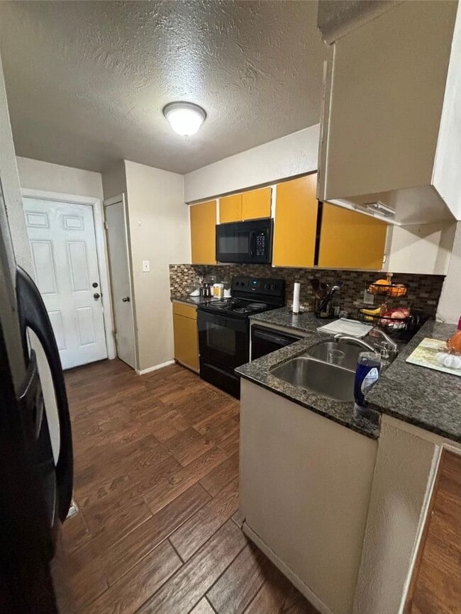 Building Photo - 4 Bed 3 Bath Townhouse - CLOSE TO UNT & TWU