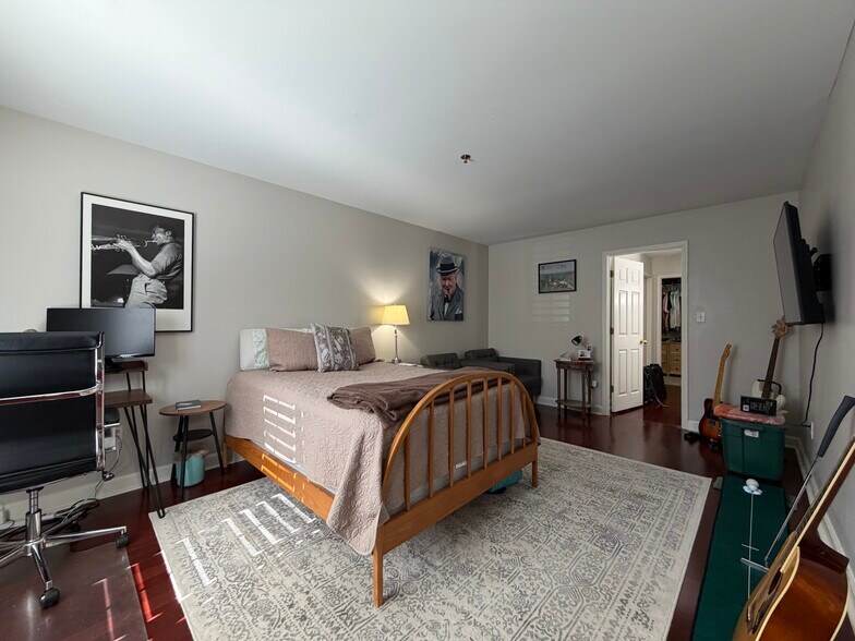 Primary Bedroom - 3201 Lenox Rd NE