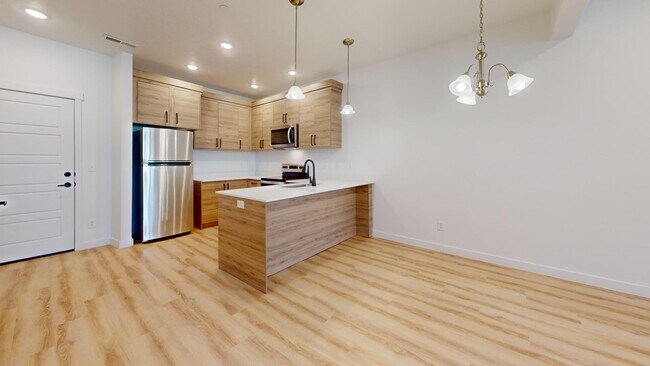 Building Photo - 1135 W 250 S