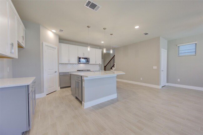 Building Photo - 1709 Summerlyn Ter Dr