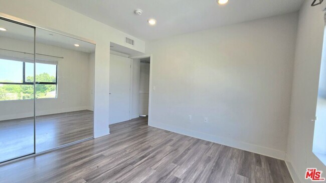 Building Photo - 5030 Rosewood Ave