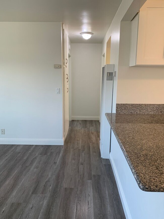 Building Photo - For Lease: 2 Bed / 1 Bath Upstairs Duplex – Ventura, CA