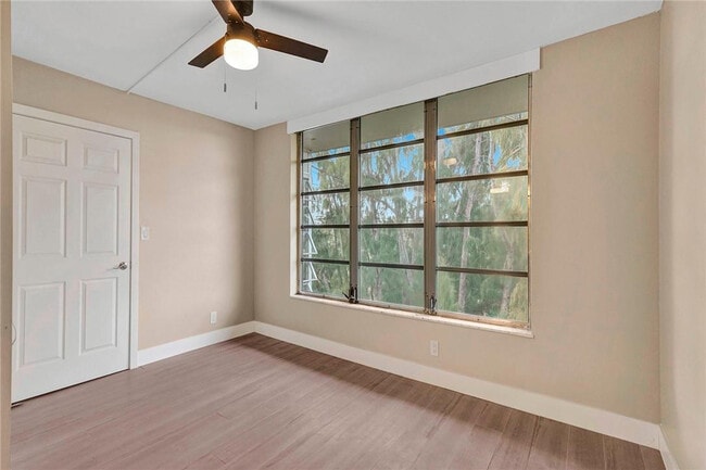 Building Photo - 3051 S Palm Aire Dr