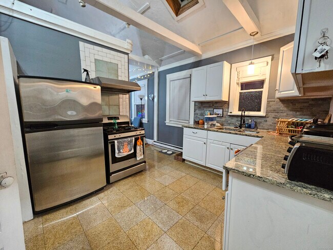 Building Photo - 204 Broad St