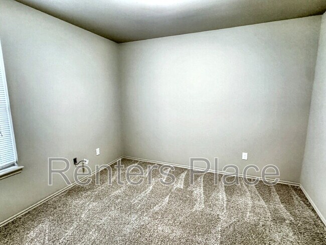 Building Photo - 821 W Elmira St