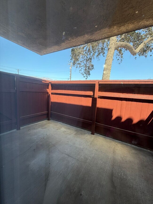 Building Photo - 1125 E Ventura St