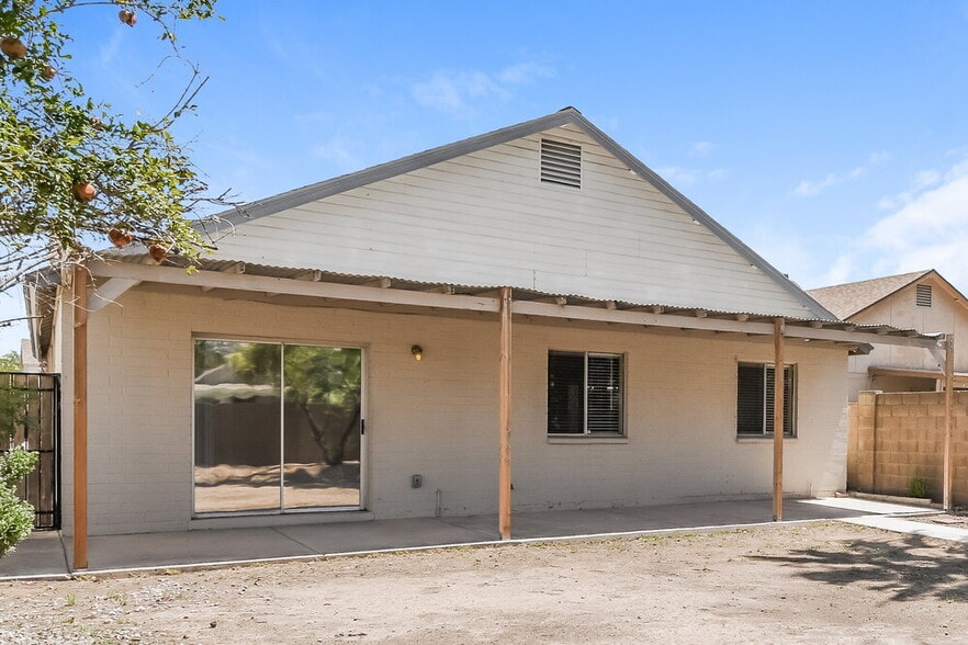 Building Photo - 3460 N Seneca Ct