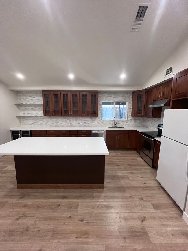 Building Photo - BEAUTIFUL REMODELED HOME IN ROSEVILLE!!