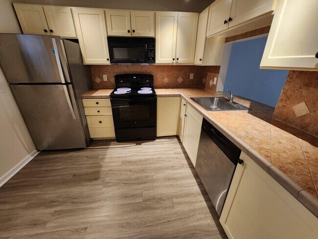 Building Photo - 3905 N Nob Hill Rd