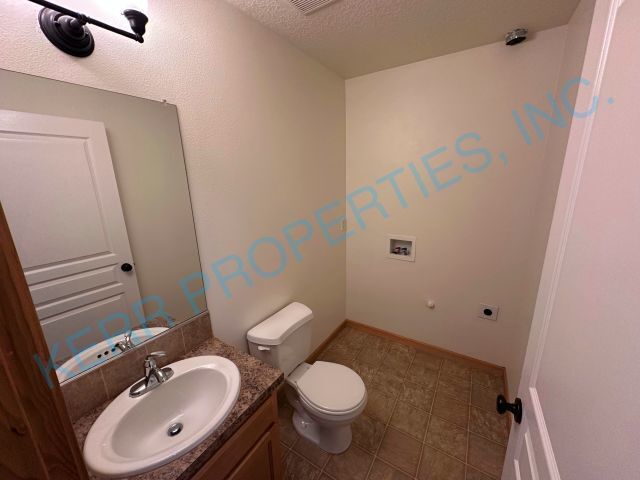 Building Photo - FREE RENT! Beautiful 1900 square foot 3 be...