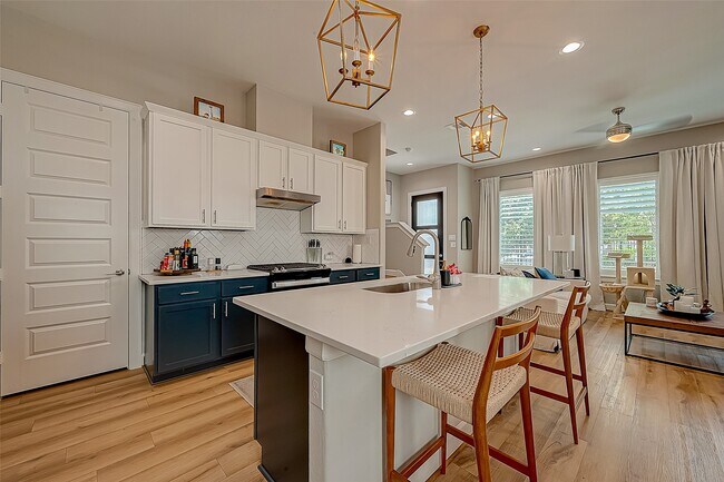 Building Photo - 909-A W 35th St