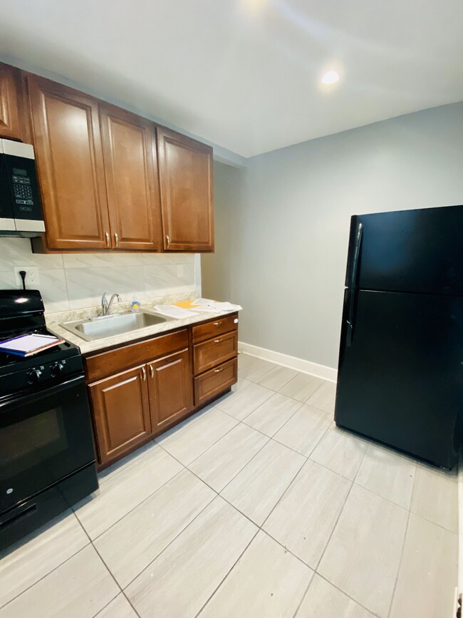 Kitchen - 2879 Randall Ave