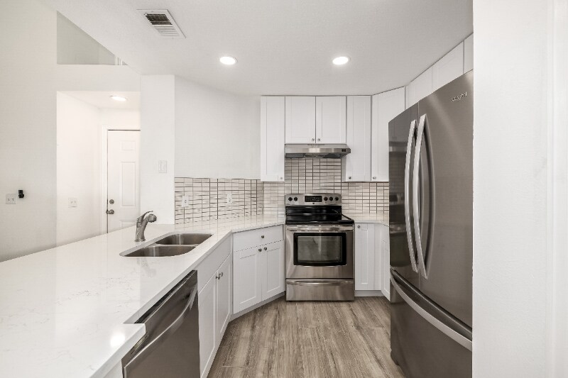 Building Photo - 8500 E Jefferson Ave