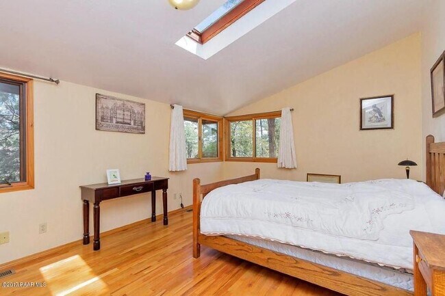 Building Photo - 2255 Pine Dr