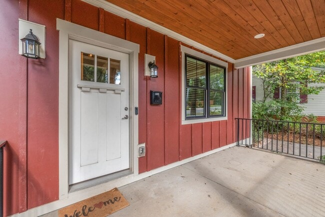 Building Photo - Beautiful Home with a Backyard Deck in Bid...