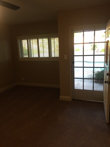 Building Photo - 2000 Karen St