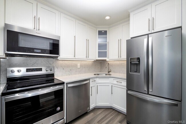 Building Photo - 425 Newbridge Rd