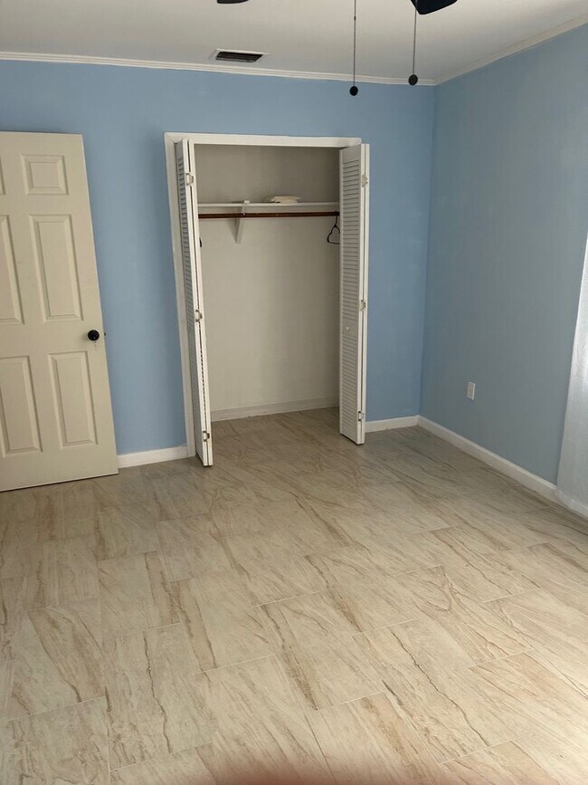 Building Photo - 4BD/2BA on the Island!