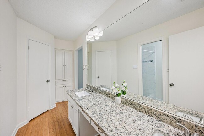 Building Photo - 2717 Charlesworth Dr