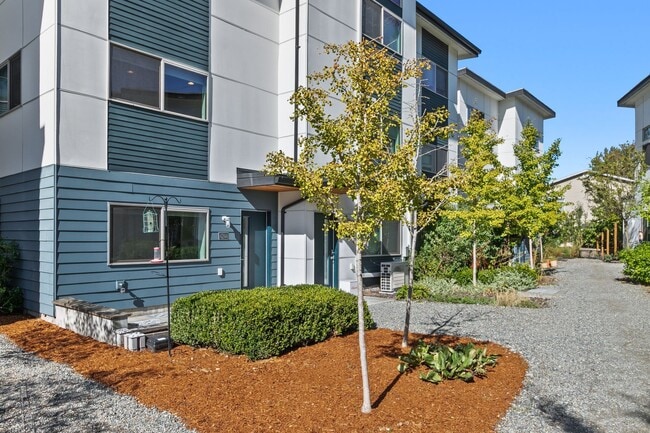 Building Photo - 3bd/1.5ba Seattle Townhouse