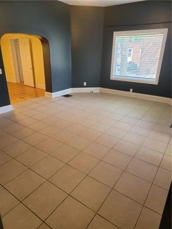 Building Photo - 3 Bedroom / 1 Bathroom Home in a Central Des Moines Location!