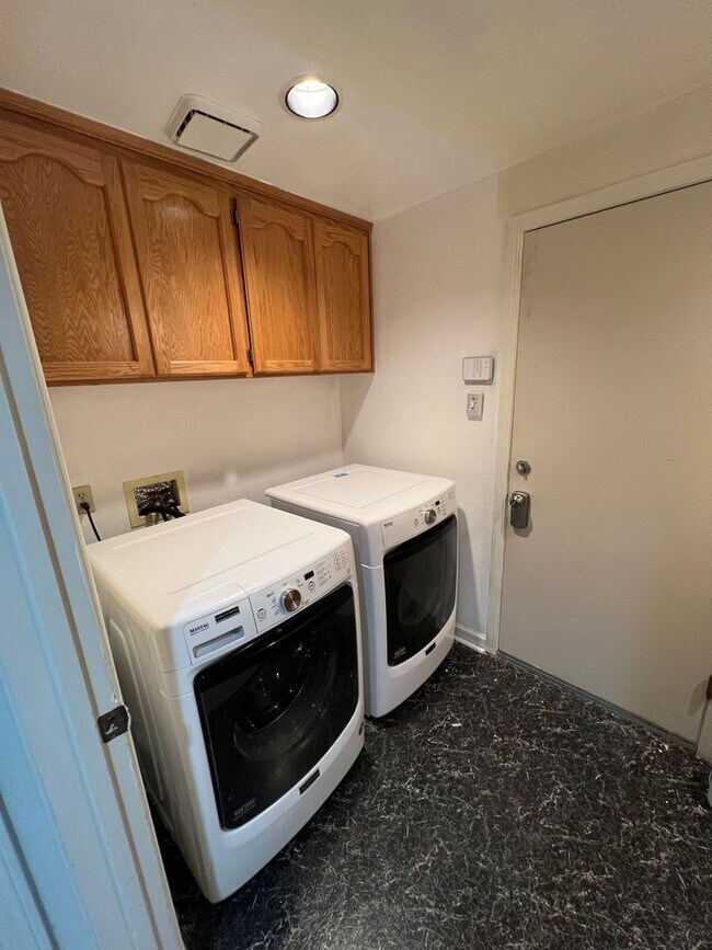 Building Photo - Huge 2 Story 5 Bedroom 3 Car Garage Home w...