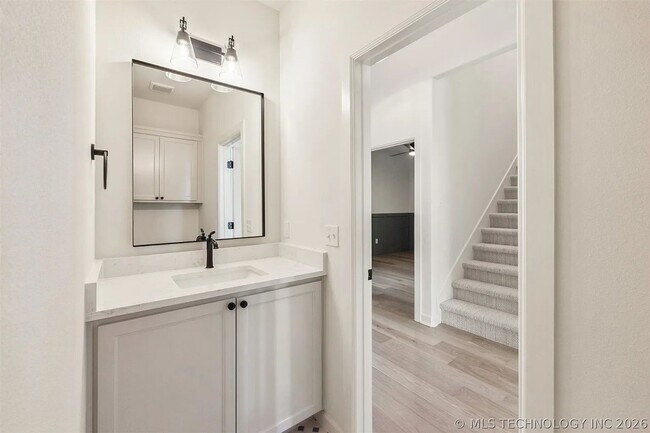 Building Photo - 5 Bed | 4 Bath House