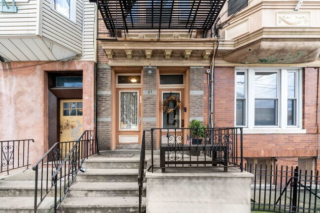 Building Photo - 27 Thorne St