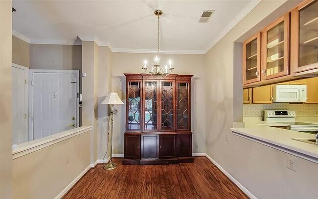 Building Photo - Stunning very spacious 2bedroom lovely Condo