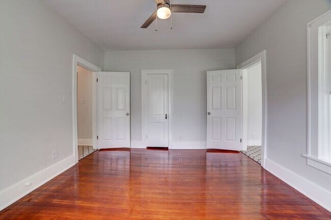 Building Photo - 2/1 Bright and Cheery Home Right Off Downtown!