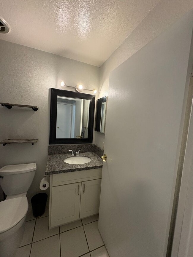 Building Photo - Pet friendly! 2 bedrooms, 1.5 bath, 1 park...