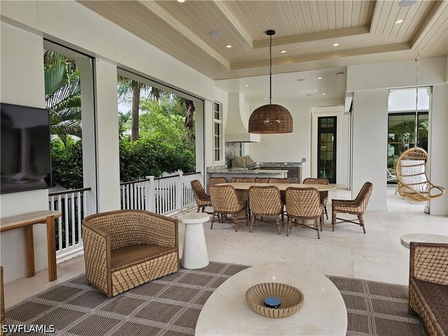 Building Photo - 637 Palm Cir W