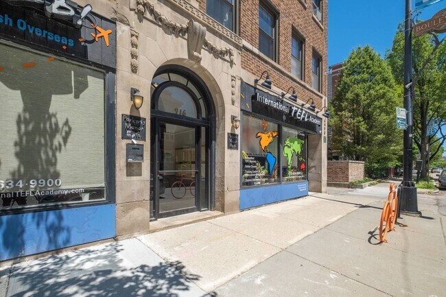 Primary Photo - 916 W Diversey Pkwy