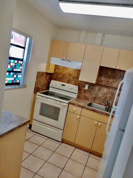 FULL KITCHEN - 1335 W 68th St