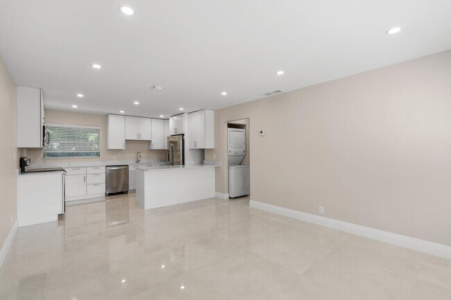 Building Photo - 301 SE 12th Ave