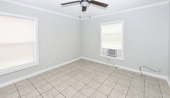 Building Photo - 903 W Kern Rd