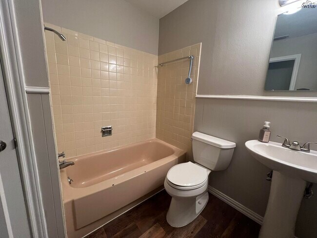 Building Photo - 704 W Rebecca Ave