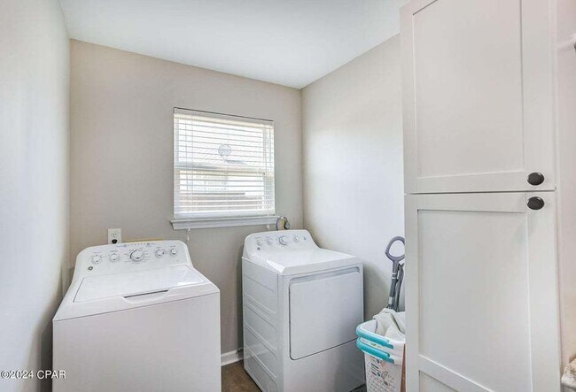 Building Photo - ** Brick Home in great neighborhood close to TAFB