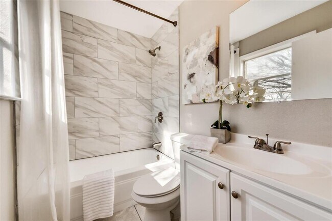 Building Photo - 4221 Fernwood Dr