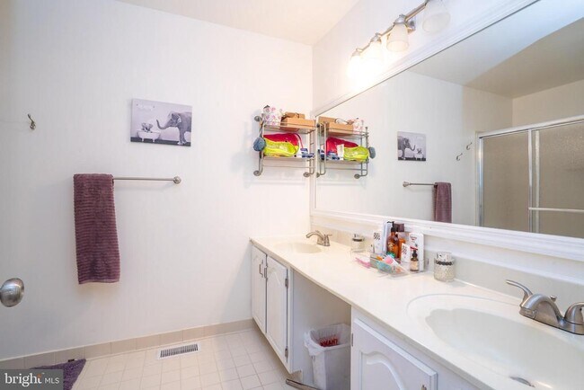 Building Photo - 16 Thoreau Dr
