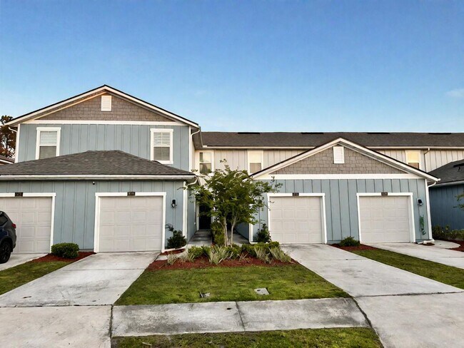 Building Photo - Great value 3 / 2.5 townhome in Capitol Park