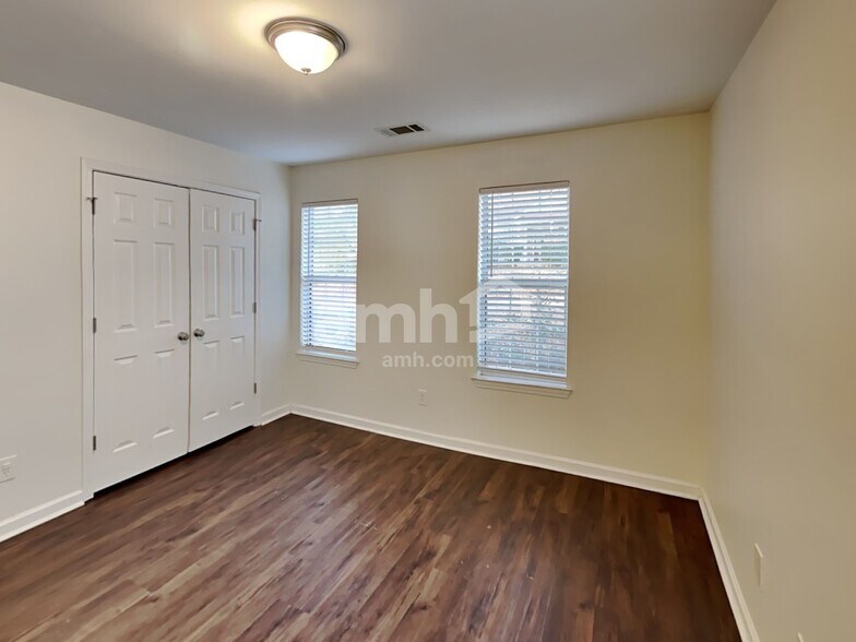 Building Photo - 408 Fairlawn Dr