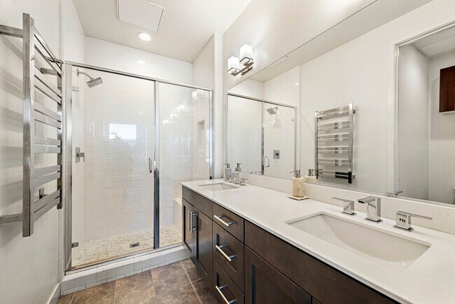 Master bedroom ensuite - 1651 Topanga