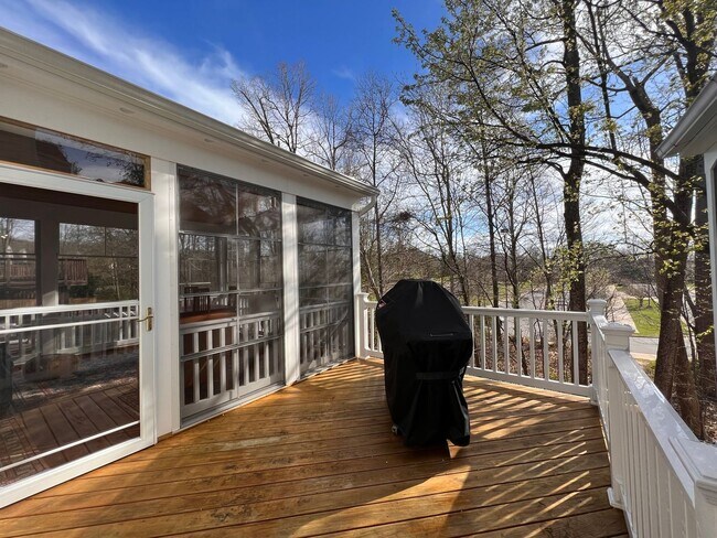 Building Photo - Heart's Desire End Unit Townhome 2700+ SqFt - Lowes Island