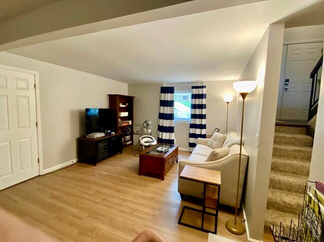 Building Photo - 9 Tree Hill Ct