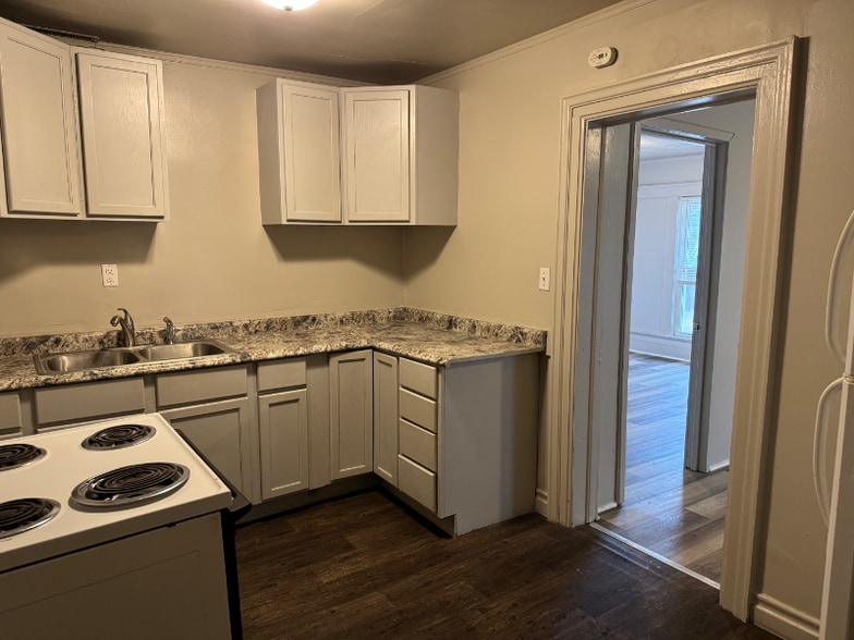 Building Photo - 119 S Elm Ave