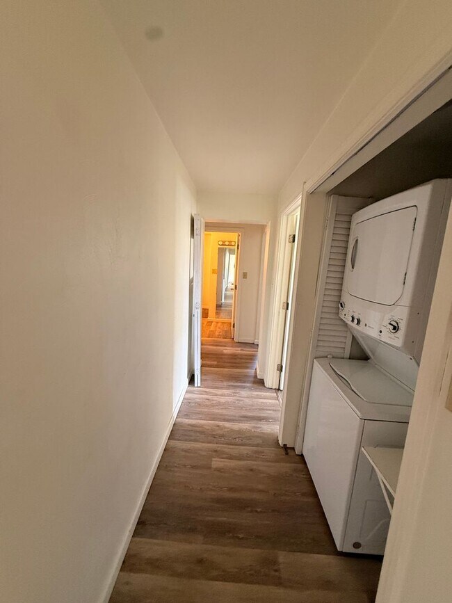Building Photo - 2 Bedroom 1 Bathroom Apartment For Rent!