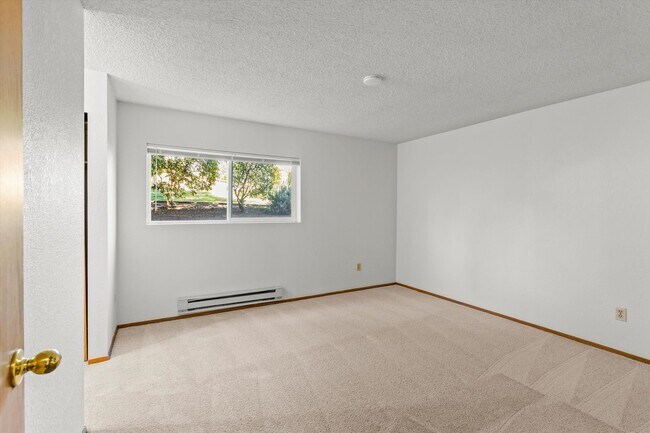 Building Photo - Well Maintained Condo