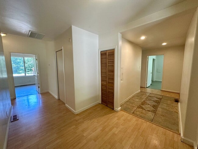 Building Photo - 4 Bedroom 2.5 Bathroom Home on 2 Acres Clo...