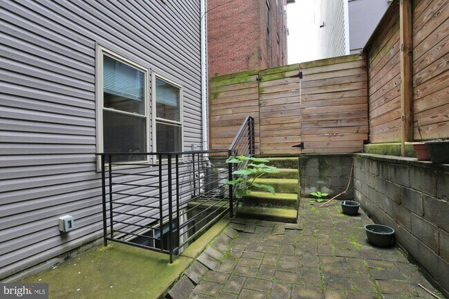 Building Photo - 1431 Poplar St